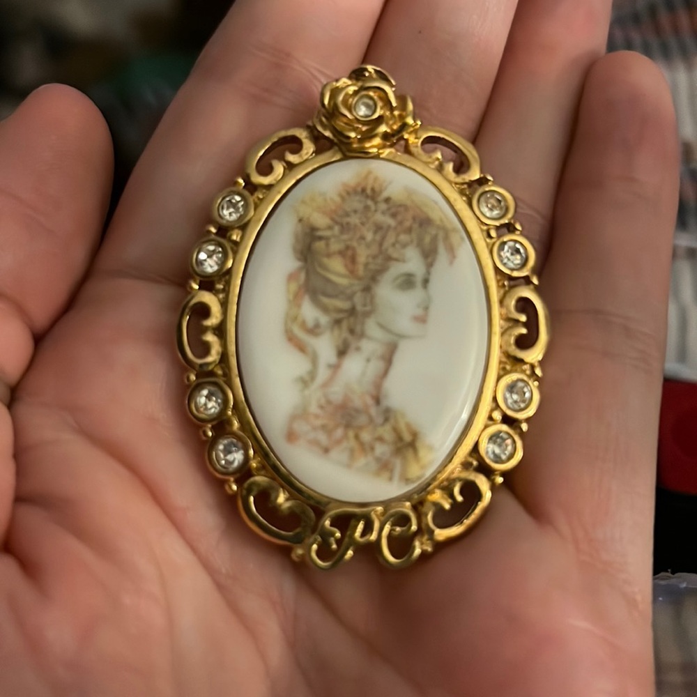 Avon President Club Goldtone Metal/ Victorian Lady With Rhinestones  Brooch Pin